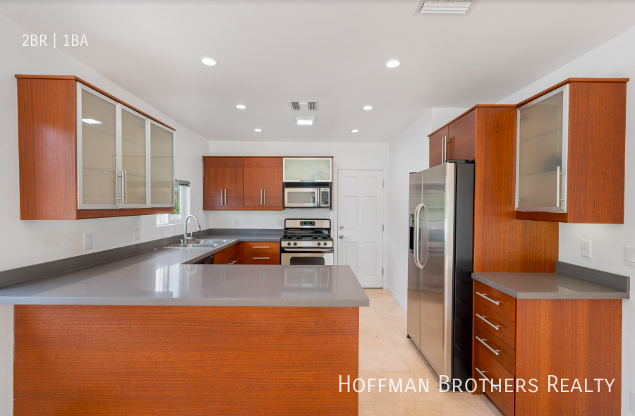 1119 S Cochran Ave #2 - Photo 3 of 16