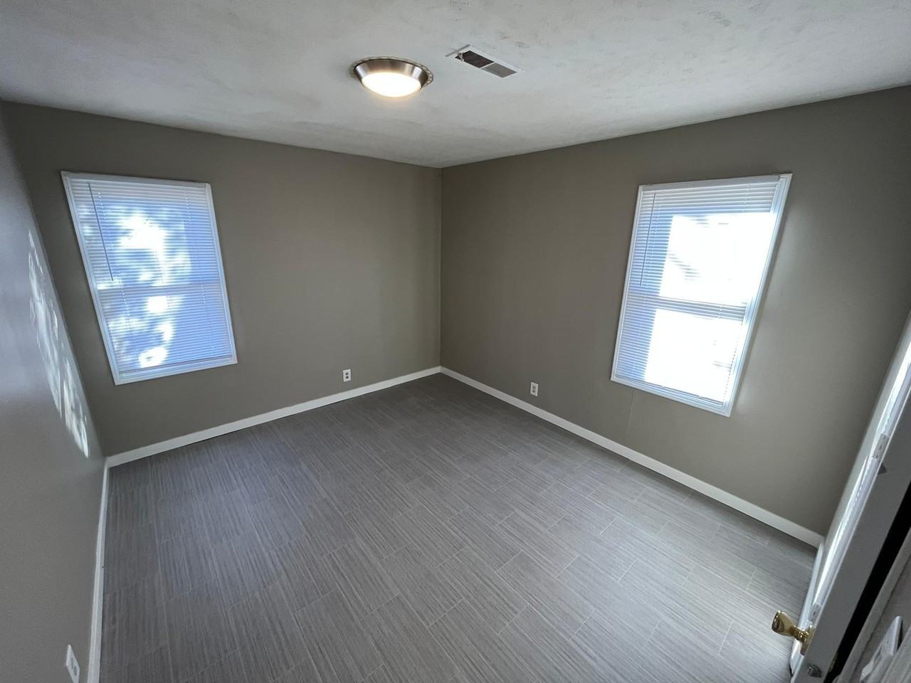 1107 Hiatt St - Photo 2 of 11