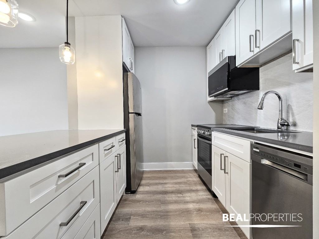 555 W Stratford Pl #402 - Photo 3 of 17