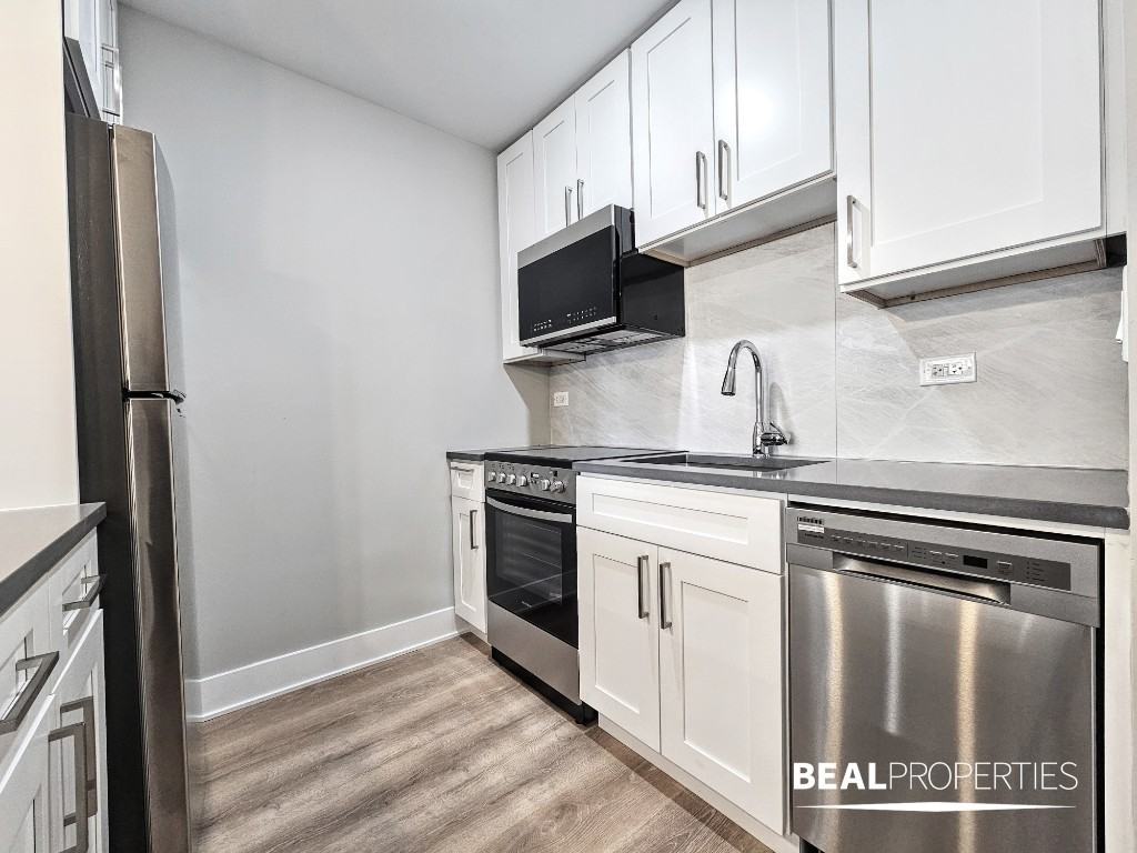 555 W Stratford Pl #402 - Photo 6 of 17