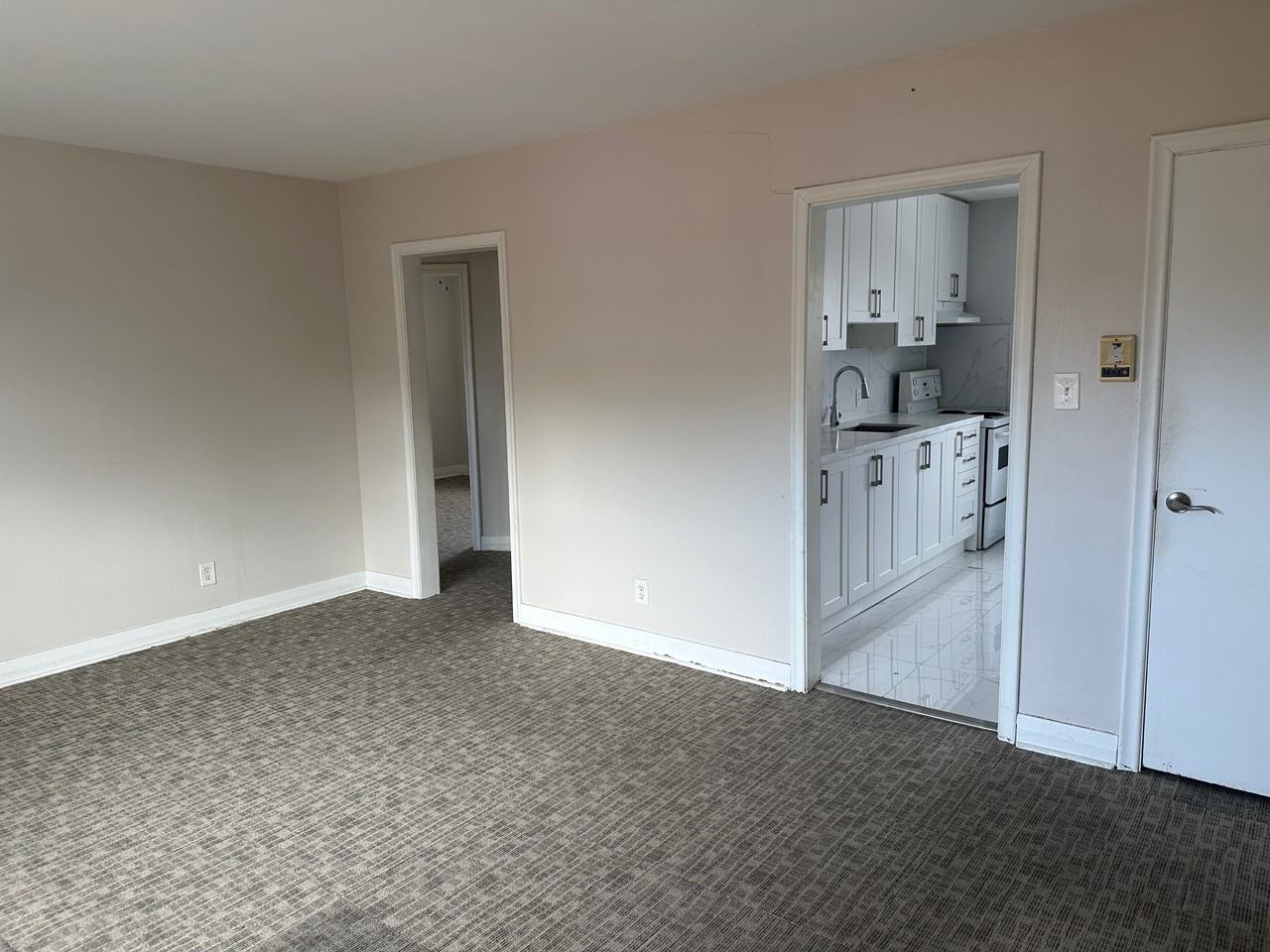 119 Rossland Rd E #4 - Photo 5 of 9