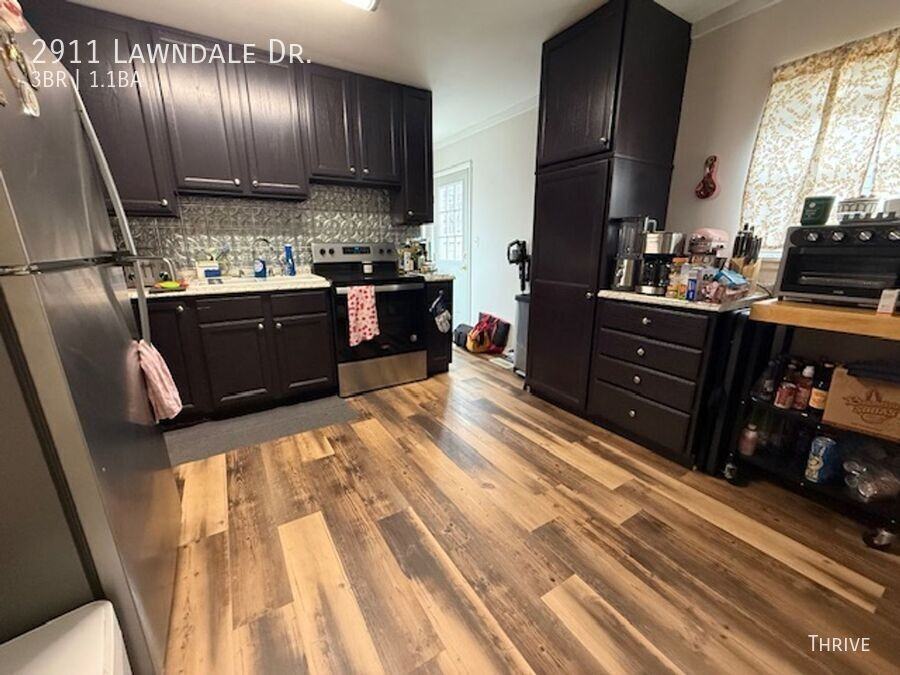 2911 Lawndale Dr - Photo 3 of 8