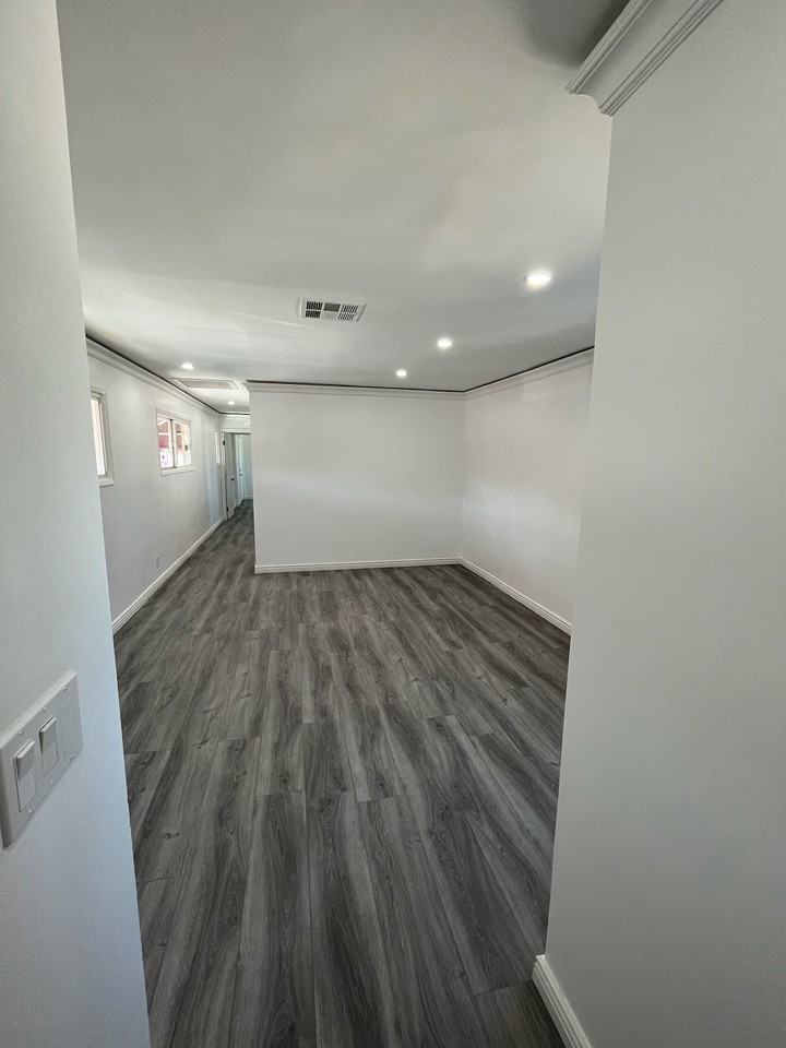 11685 Magnolia Blvd #B - Photo 3 of 12