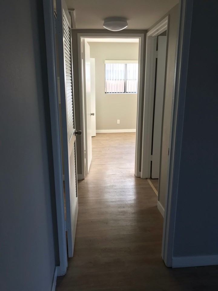 Burbank Apartments - Photo 3 of 10