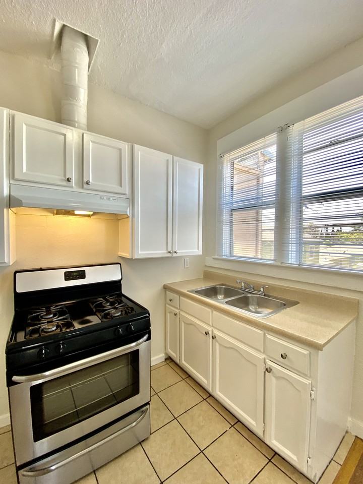 125 E 20th St #5 - Photo 3 of 13