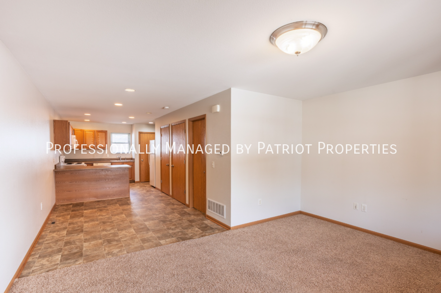 827 Hawkeye Dr - Photo 3 of 11