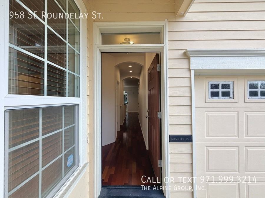 958 Se Roundelay St - Photo 2 of 44