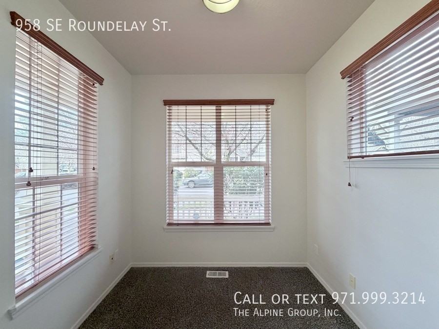 958 Se Roundelay St - Photo 4 of 44