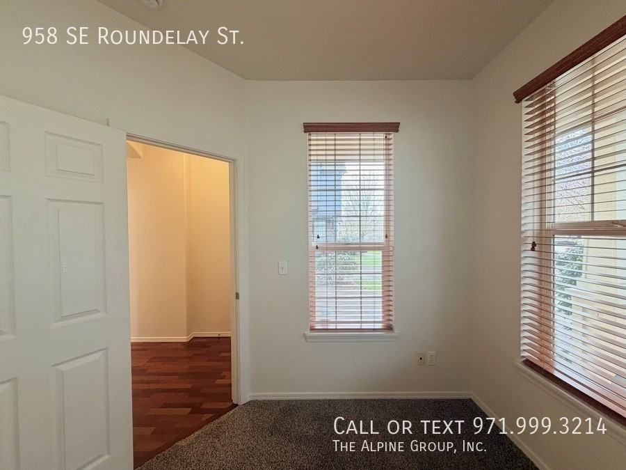 958 Se Roundelay St - Photo 5 of 44