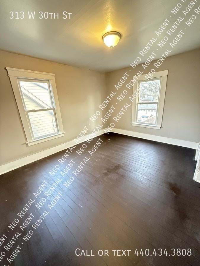 313 W 30th St - Photo 3 of 9