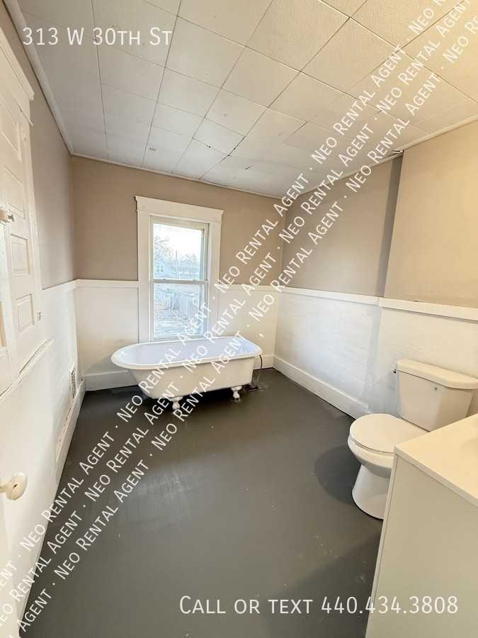 313 W 30th St - Photo 4 of 9