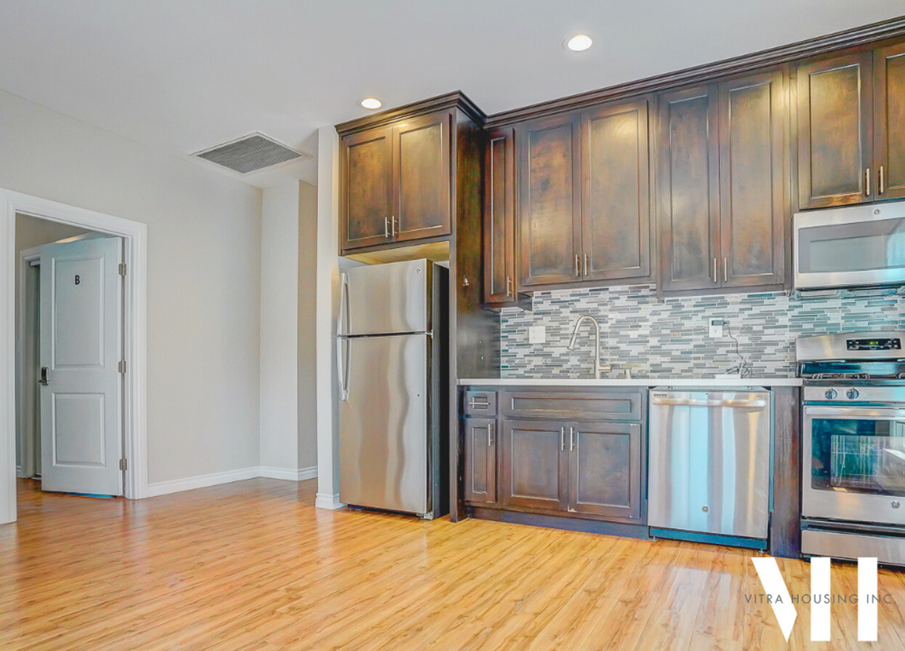 2352 Portland St - Photo 3 of 17