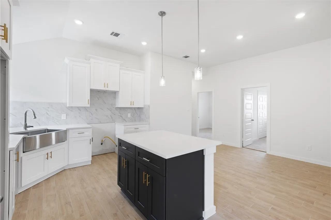 1127 Santee Ct - Photo 4 of 20