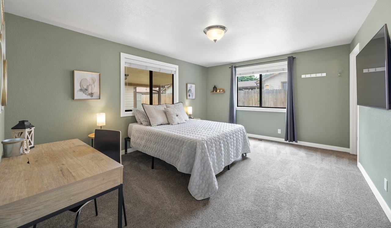 592 N Weaver Ave - Photo 3 of 12