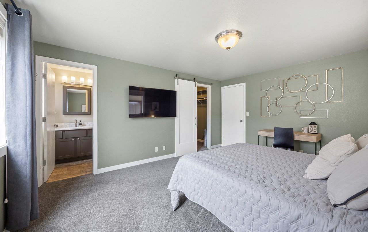 592 N Weaver Ave - Photo 4 of 12