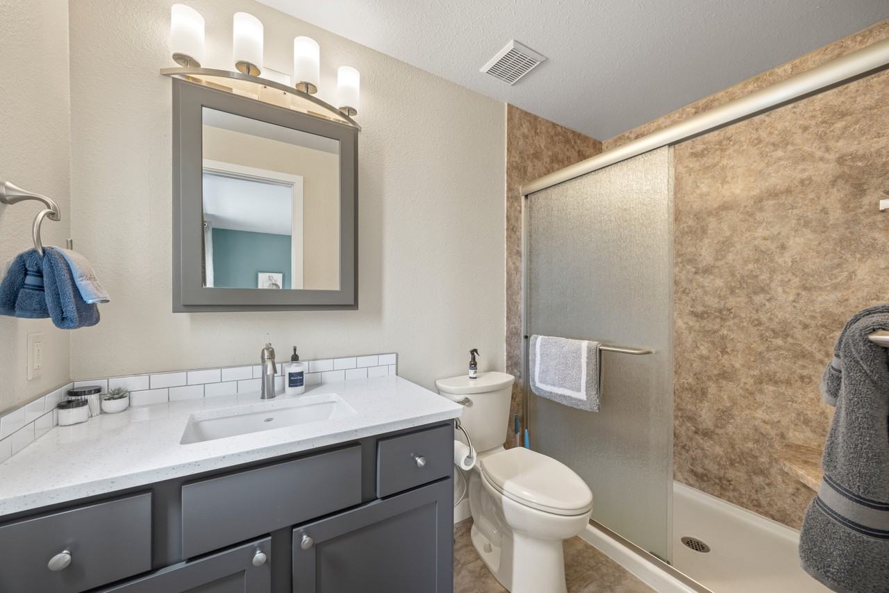 592 N Weaver Ave - Photo 5 of 12