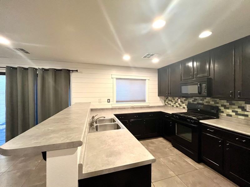 9937 Baron Coast St - Photo 5 of 17