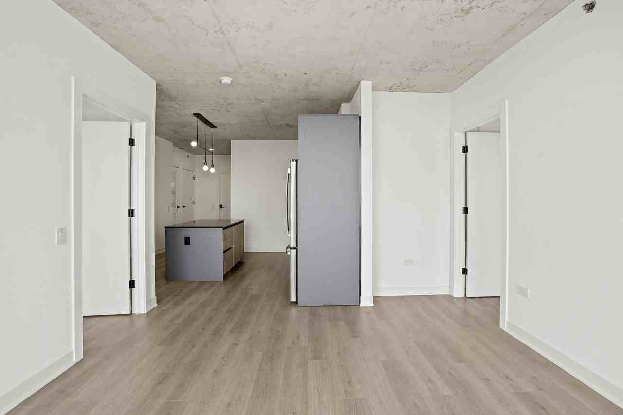 258 W Polk St - Photo 3 of 17