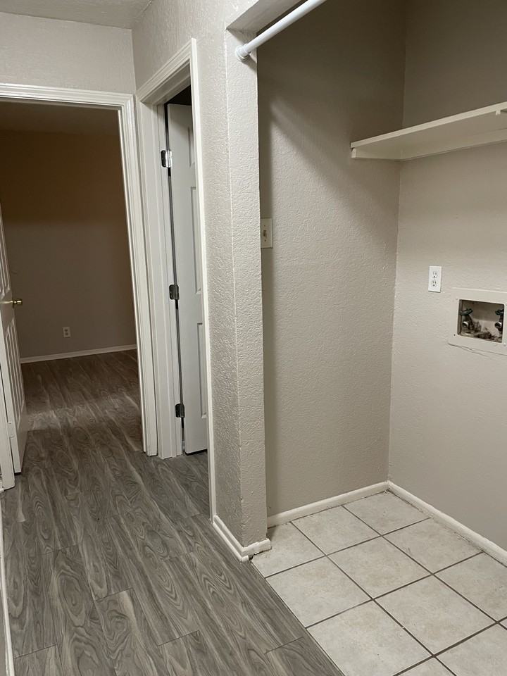 10910 Baltic Dr #1 - Photo 6 of 11