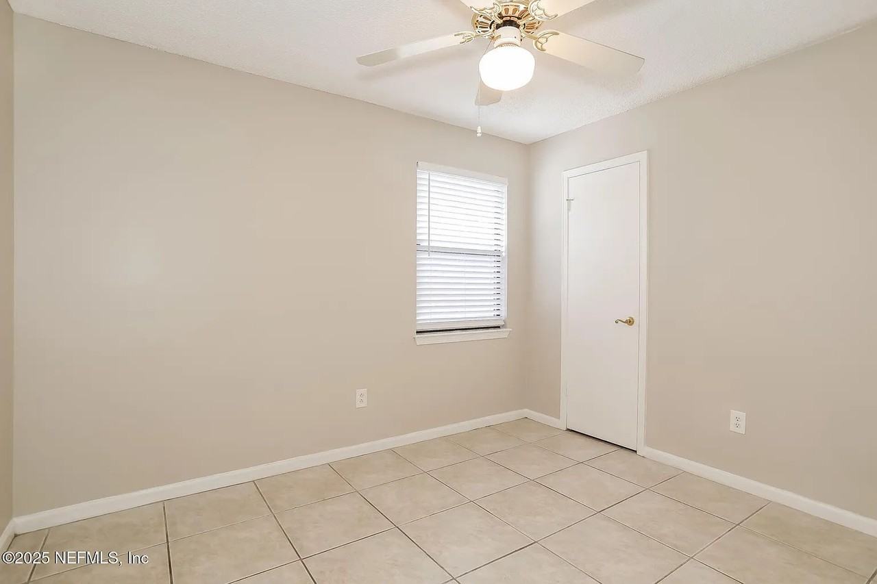 11538 Sweetwater Oaks Dr W - Photo 3 of 7