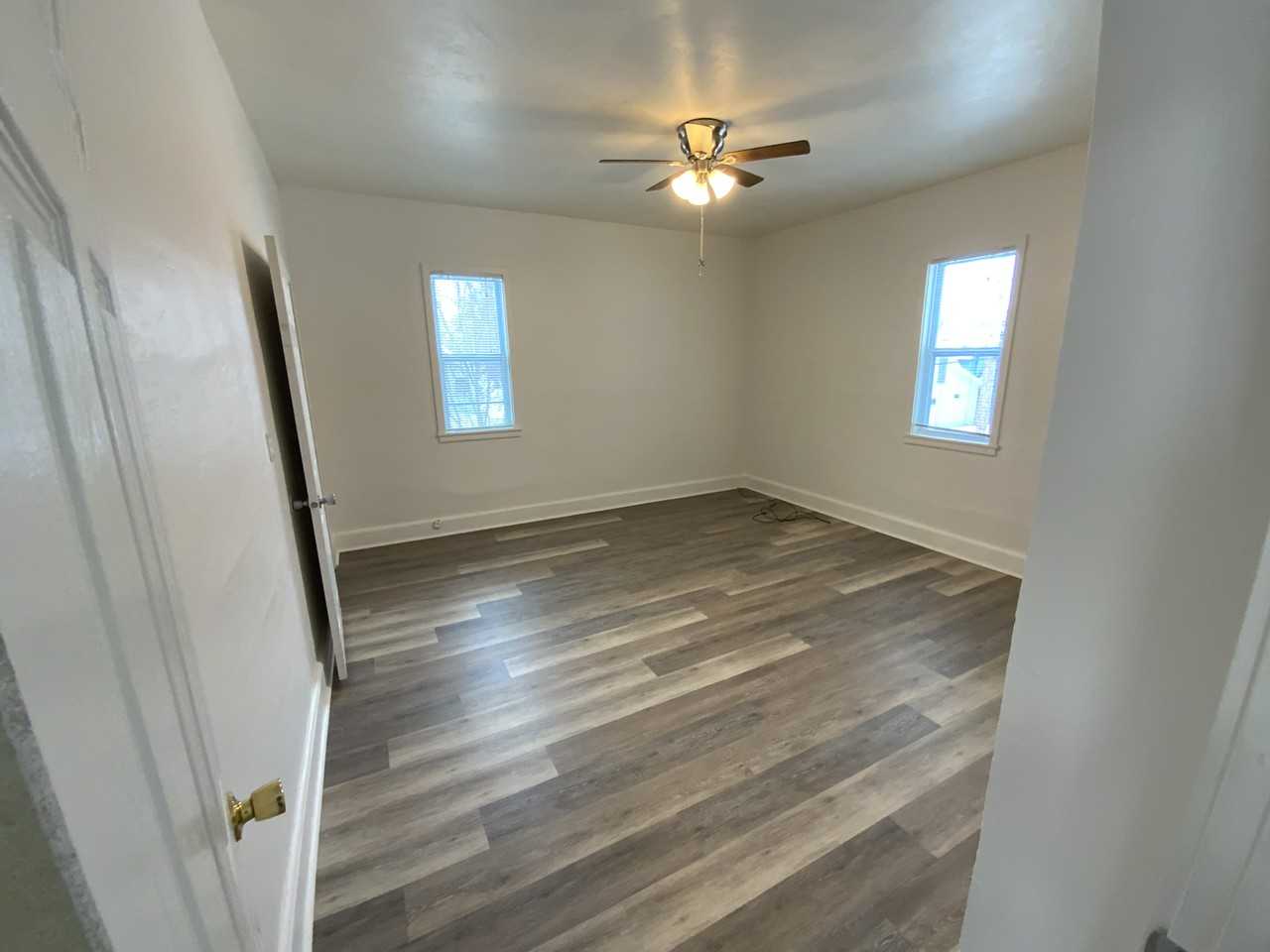 518 N Story St - Photo 5 of 8