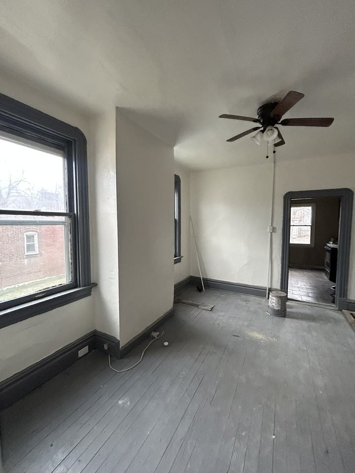 1126 Mclaran Ave - Photo 5 of 15