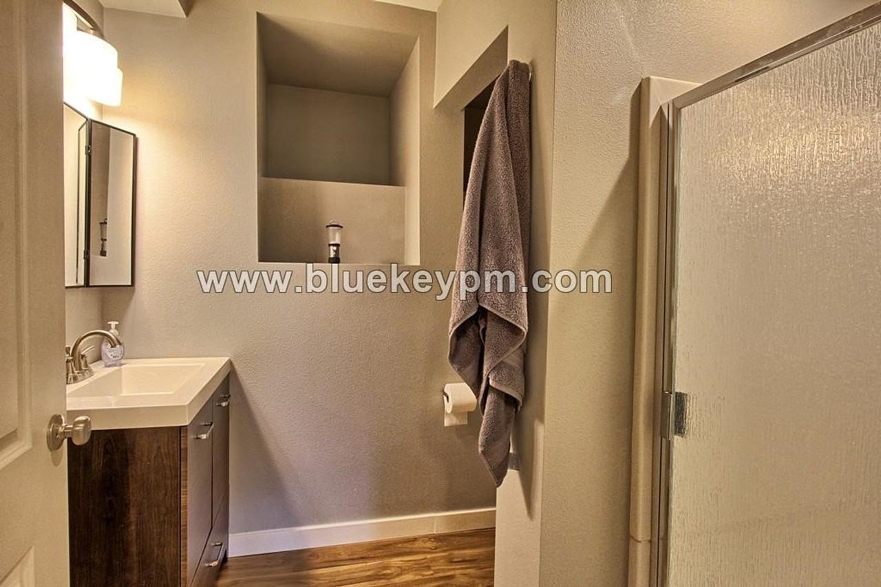 225 S Hamilton St #B - Photo 7 of 7