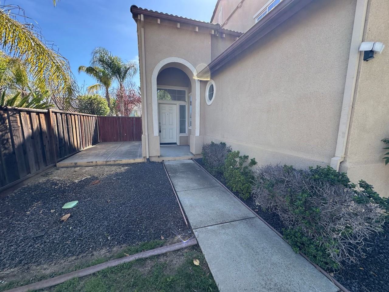 1901 Colosseum Way - Photo 3 of 32