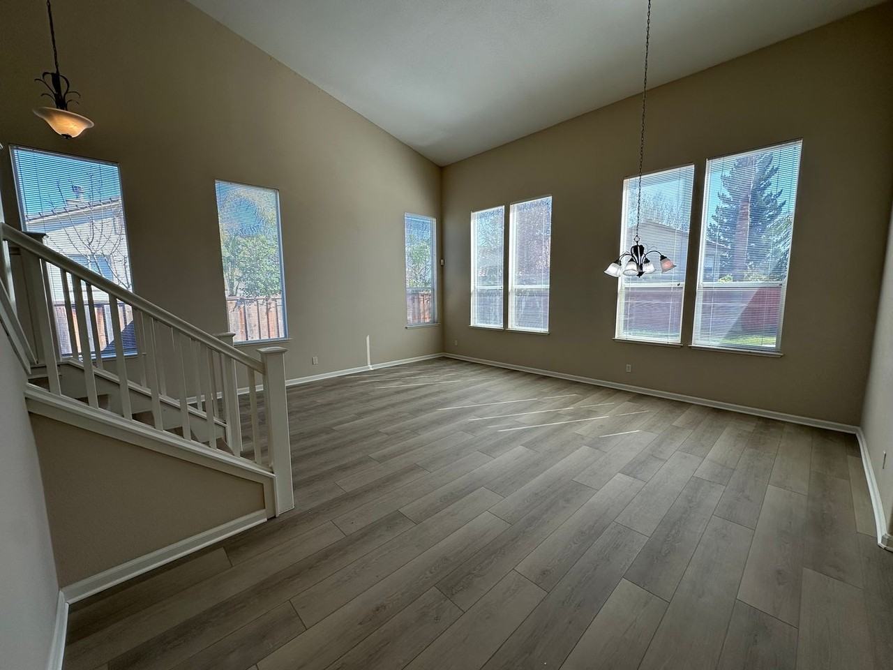 1901 Colosseum Way - Photo 5 of 32