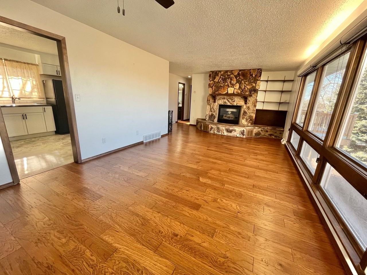 1304 W 5th St - Photo 4 of 34