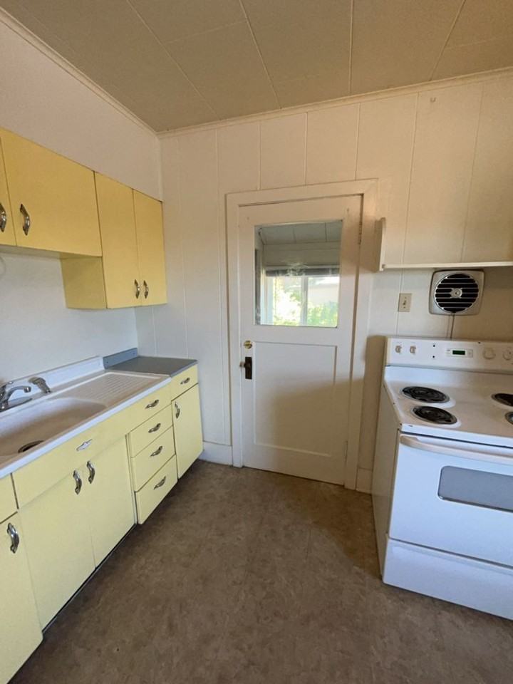 1706 Lakeway Dr - Photo 3 of 26