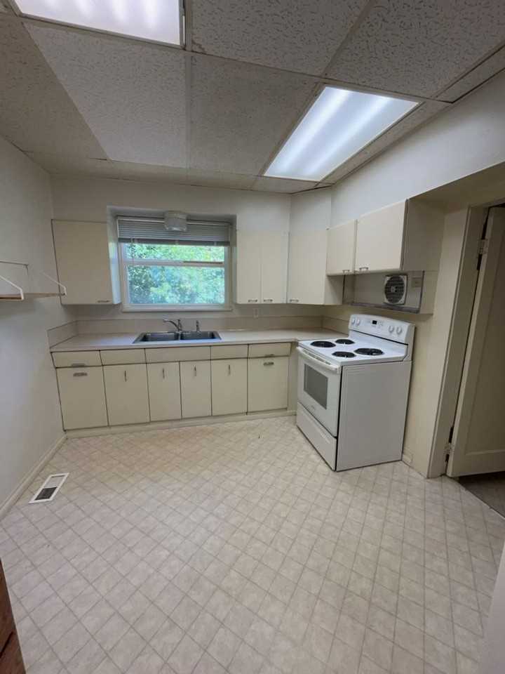 1706 Lakeway Dr - Photo 6 of 26