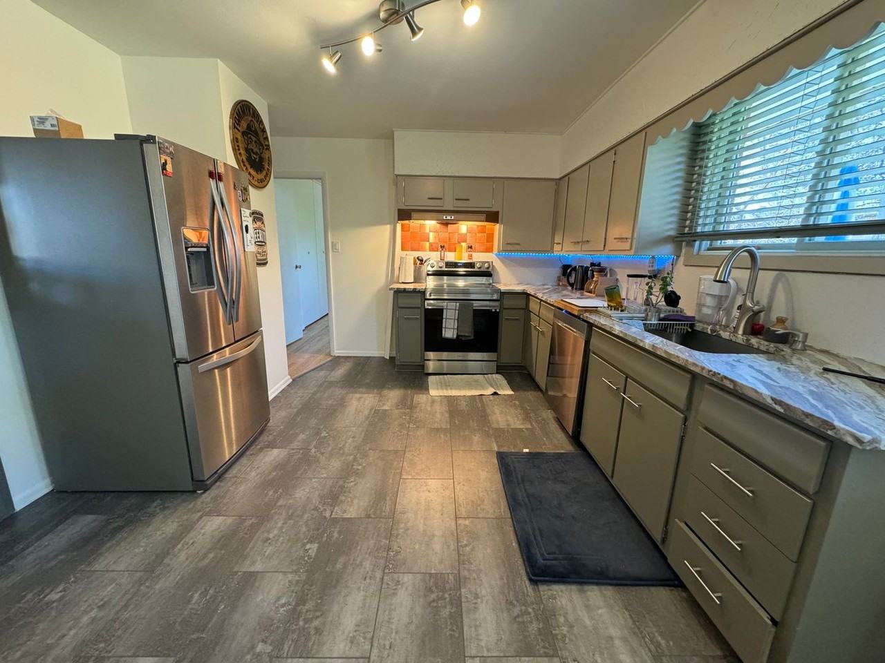 1627 S Yarrow Ct - Photo 7 of 29