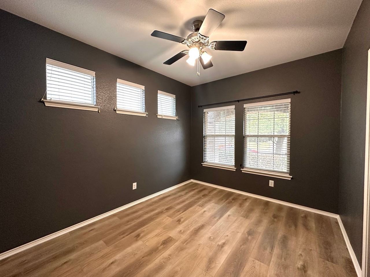 4601 Tiddle Ln - Photo 5 of 29