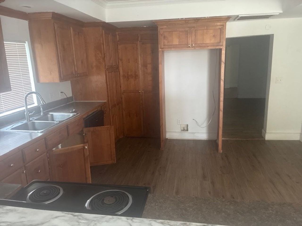 209 Park St W - Photo 4 of 12