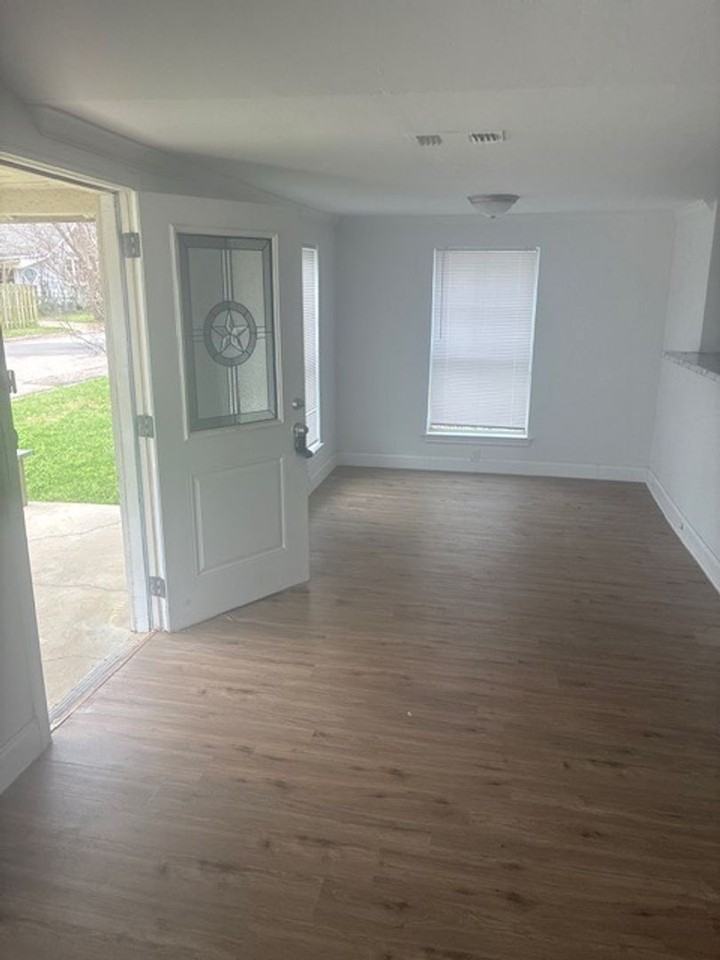 209 Park St W - Photo 5 of 12