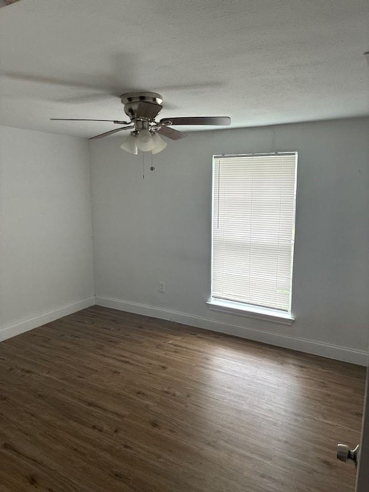 209 Park St W - Photo 7 of 12