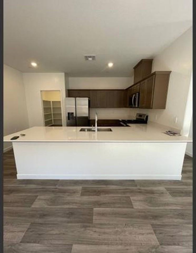 1027 Deerhorn Dr W - Photo 3 of 9