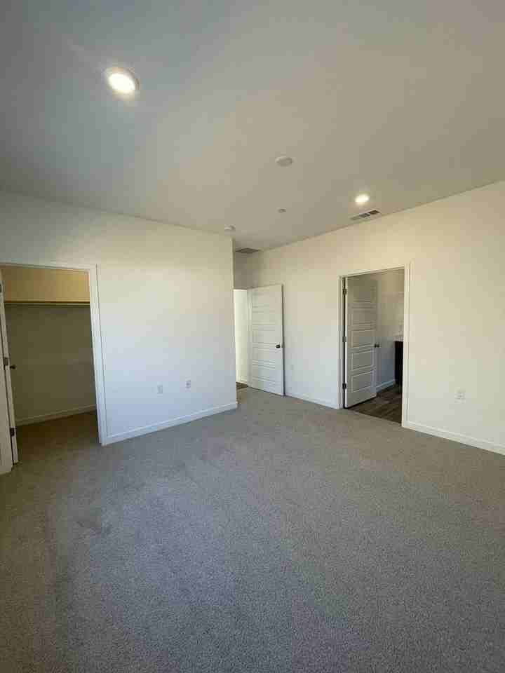 1027 Deerhorn Dr W - Photo 5 of 9