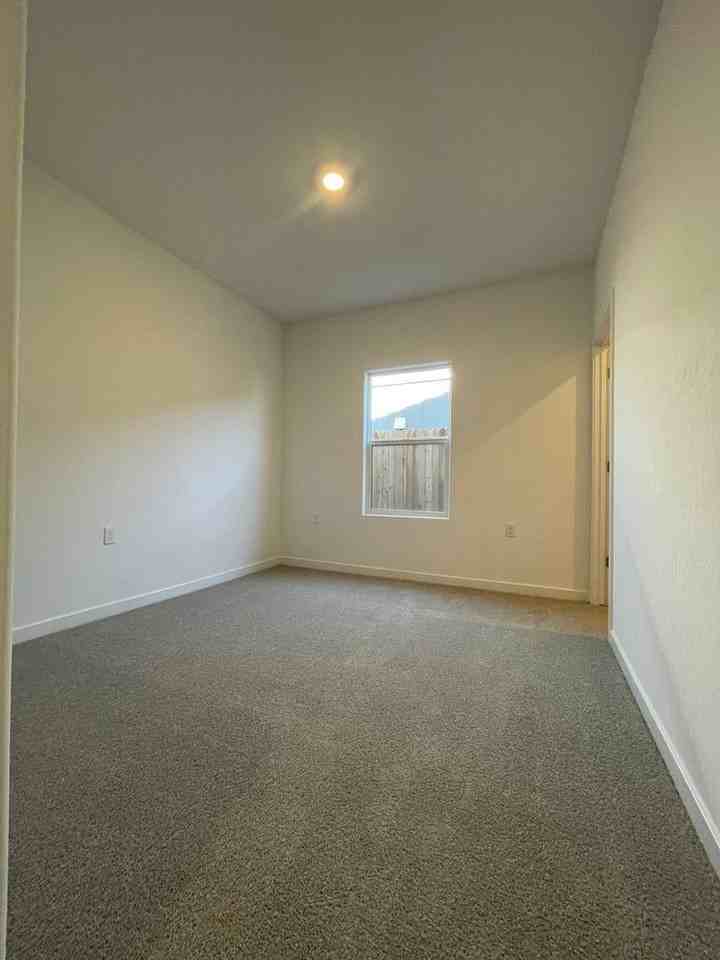 1027 Deerhorn Dr W - Photo 7 of 9