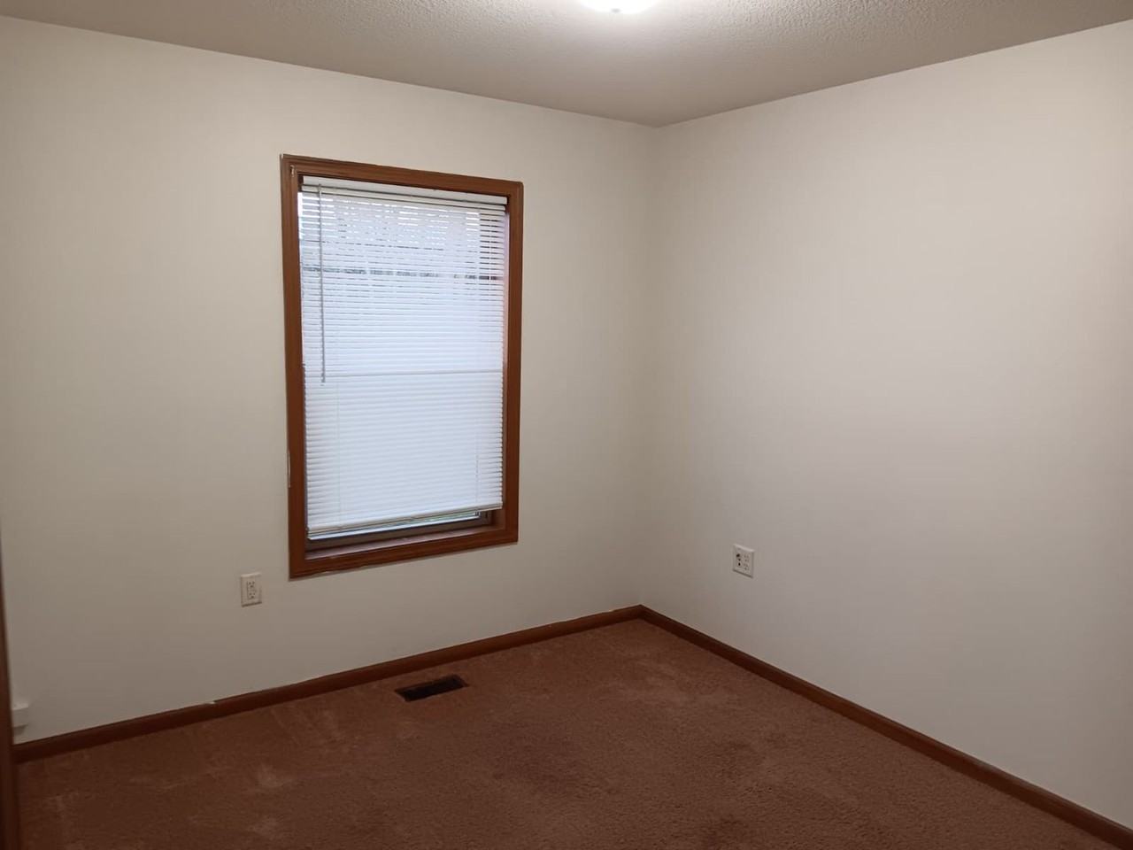 545 W Grand Ave - Photo 4 of 9