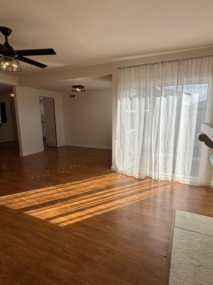 6220 Hungerford St - Photo 4 of 30