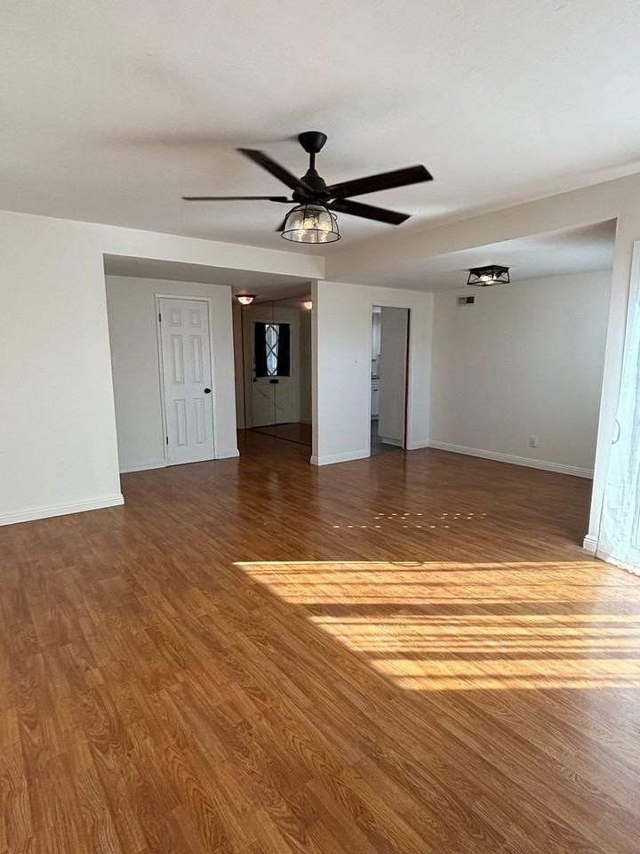 6220 Hungerford St - Photo 5 of 30