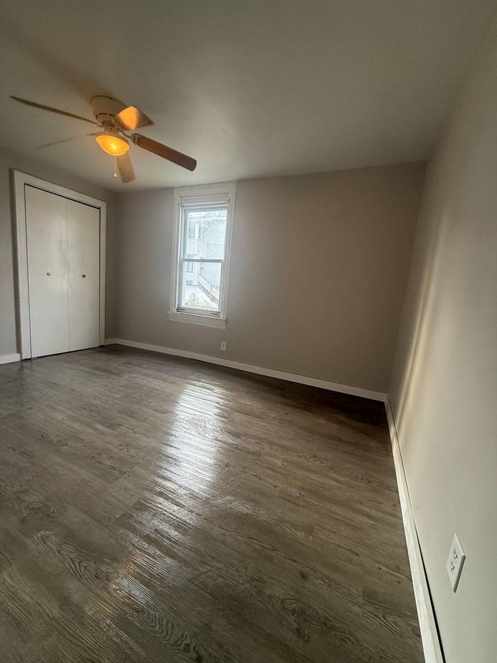 421 Parkinson St - Photo 2 of 11