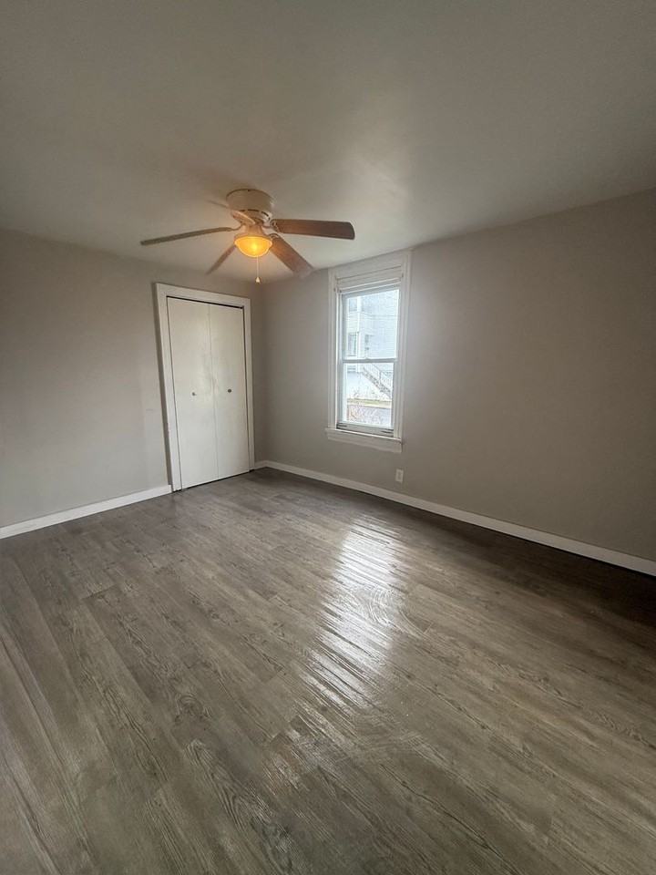 421 Parkinson St - Photo 3 of 11