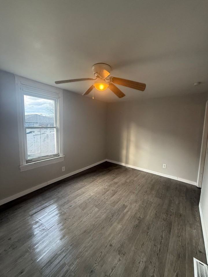 421 Parkinson St - Photo 4 of 11