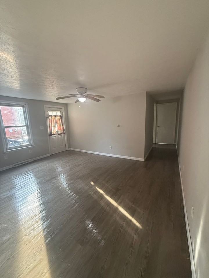 421 Parkinson St - Photo 7 of 11