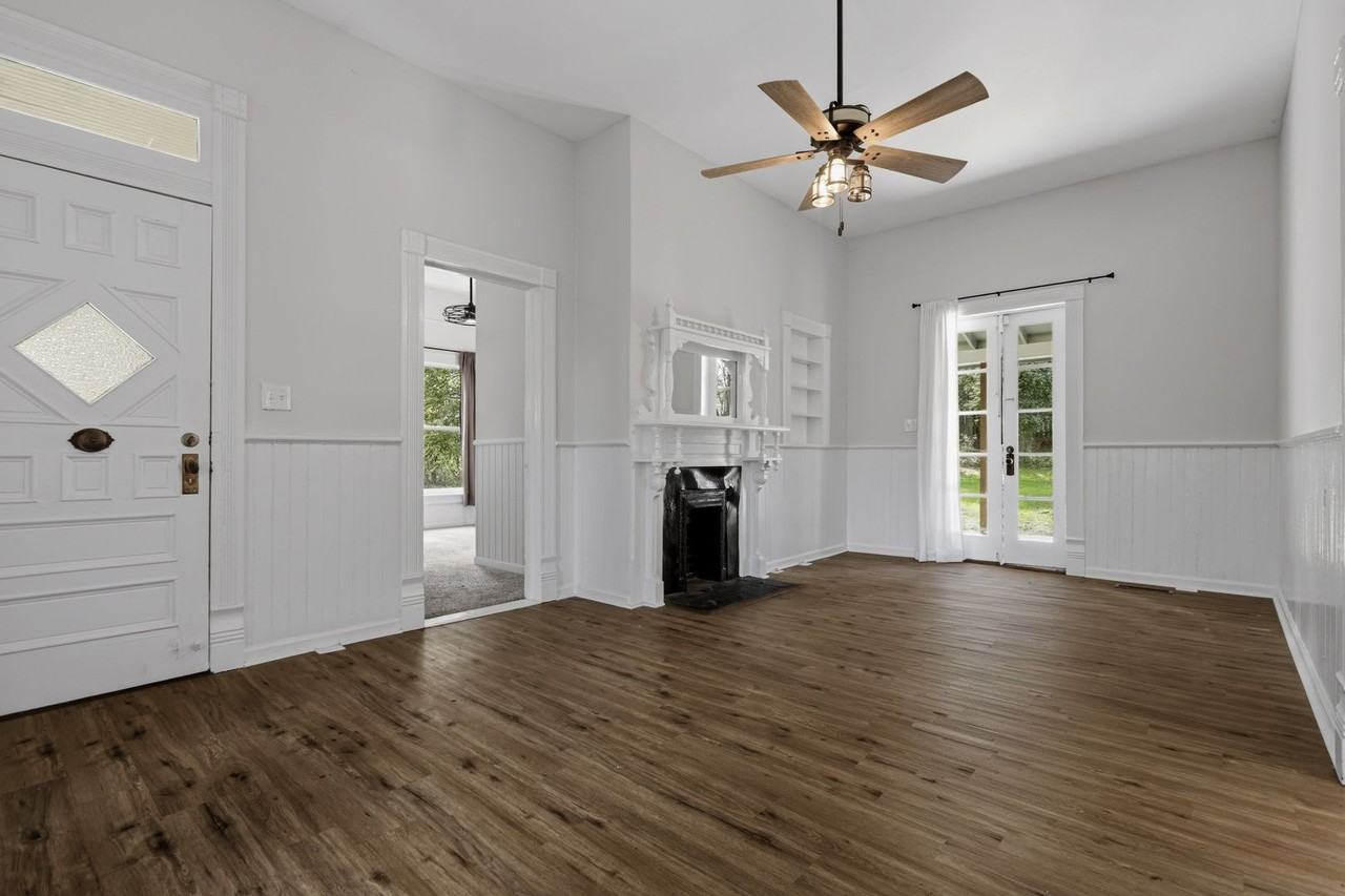 1010 Sandfort Rd - Photo 2 of 16