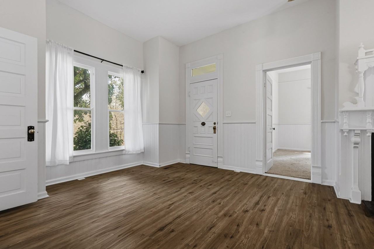 1010 Sandfort Rd - Photo 4 of 16