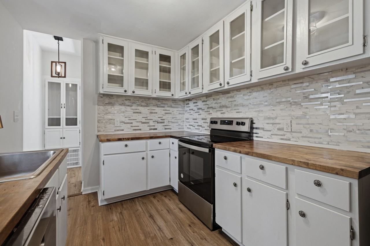 1010 Sandfort Rd - Photo 6 of 16